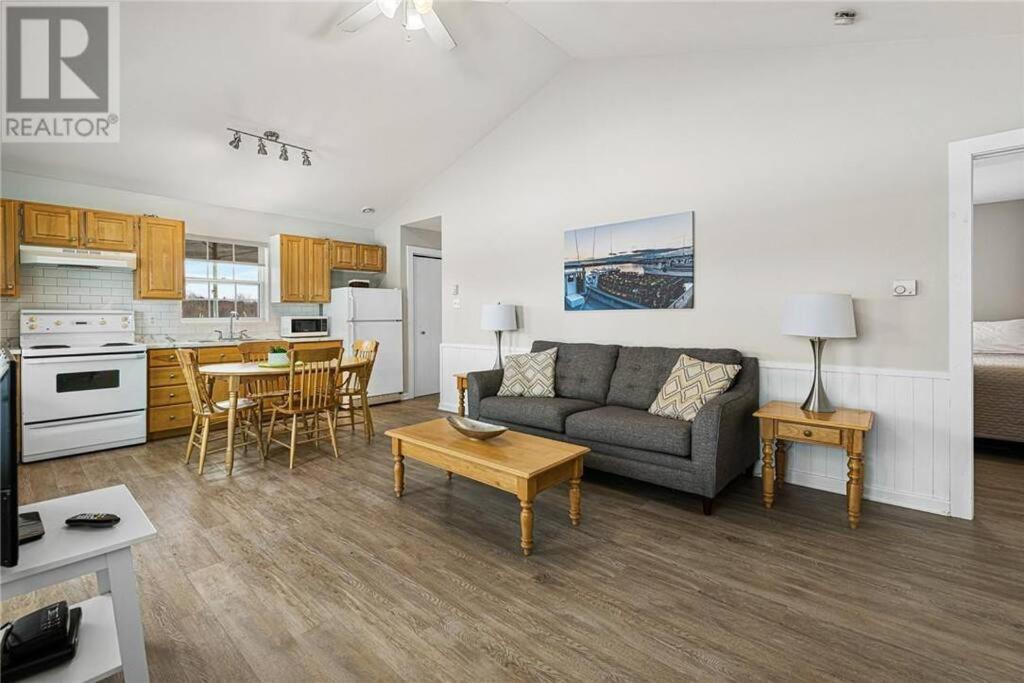 Chalet Beachside W/beach Access - Aboiteau Cap Pele